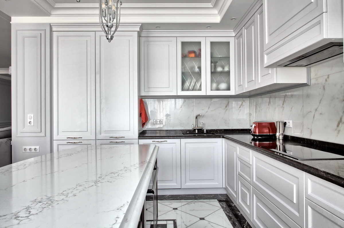 Фотография: Кухня и столовая в стиле Классический, Советы, какую выбрать столешницу, как выбрать материал для столешницы, Ксения Юсупова, столешница, Наталья Соловьева, Екатерина Вокина, Евгения Макарова, Quadrum, Бюро 9, Дмитрий Маркин – фото на INMYROOM