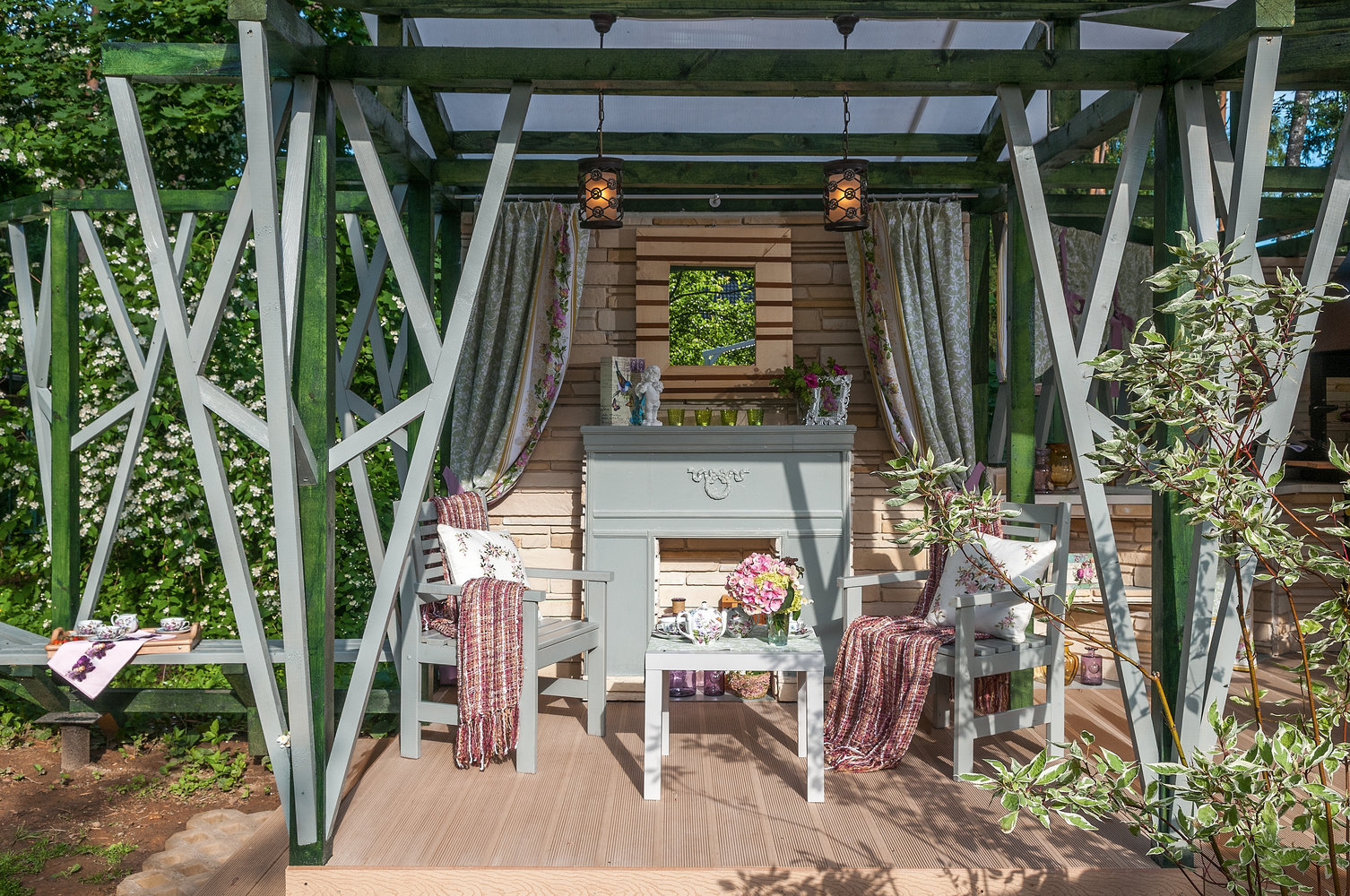 Фотография: Балкон, Терраса в стиле Прованс и Кантри, Кухня и столовая, Дом, Дома и квартиры, Камин, Беседка – фото на INMYROOM