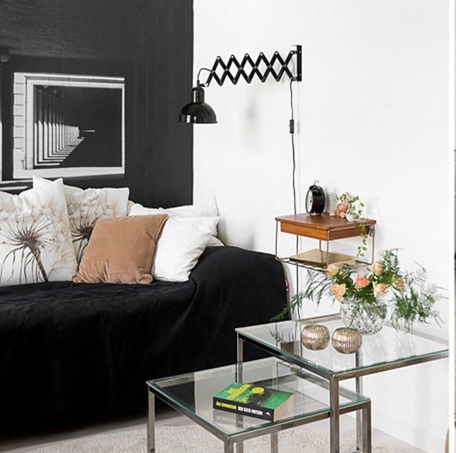 Фотография: Мебель и свет в стиле Современный, Скандинавский, Малогабаритная квартира, Квартира, Белый, Черный – фото на INMYROOM Фотография: Мебель и свет в стиле Современный, Скандинавский, Малогабаритная квартира, Квартира, Белый, Черный – фото на INMYROOM