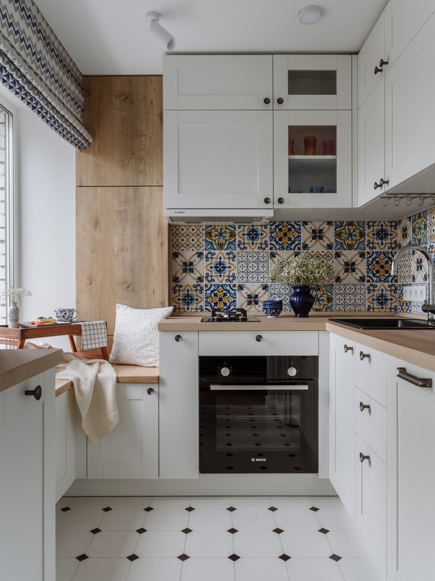 В квартире проведен газ, поэтому кухню нужно было изолировать от гостиной, но при этом не перекрывать потоки естественного света. Поэтому в качестве раздвижной двери использовали стеклянную выкатную перегородку.