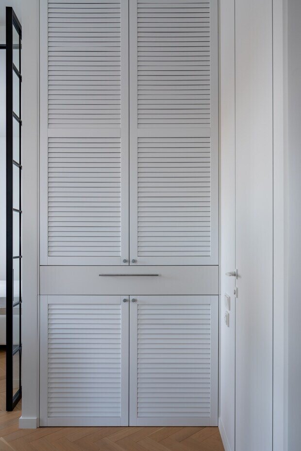 За дверями-жалюзи скрыт полноценный постирочный блок.