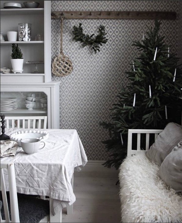 Фотография: Кухня и столовая в стиле Скандинавский, Декор интерьера, Дом, Швеция, Белый, Дача, Новый Год, Зеленый, Дом и дача, новогодний декор, новогодний декор интерьера, как украсить интерьер к новому году – фото на INMYROOM Фотография: Кухня и столовая в стиле Скандинавский, Декор интерьера, Дом, Швеция, Белый, Дача, Новый Год, Зеленый, Дом и дача, новогодний декор, новогодний декор интерьера, как украсить интерьер к новому году – фото на INMYROOM