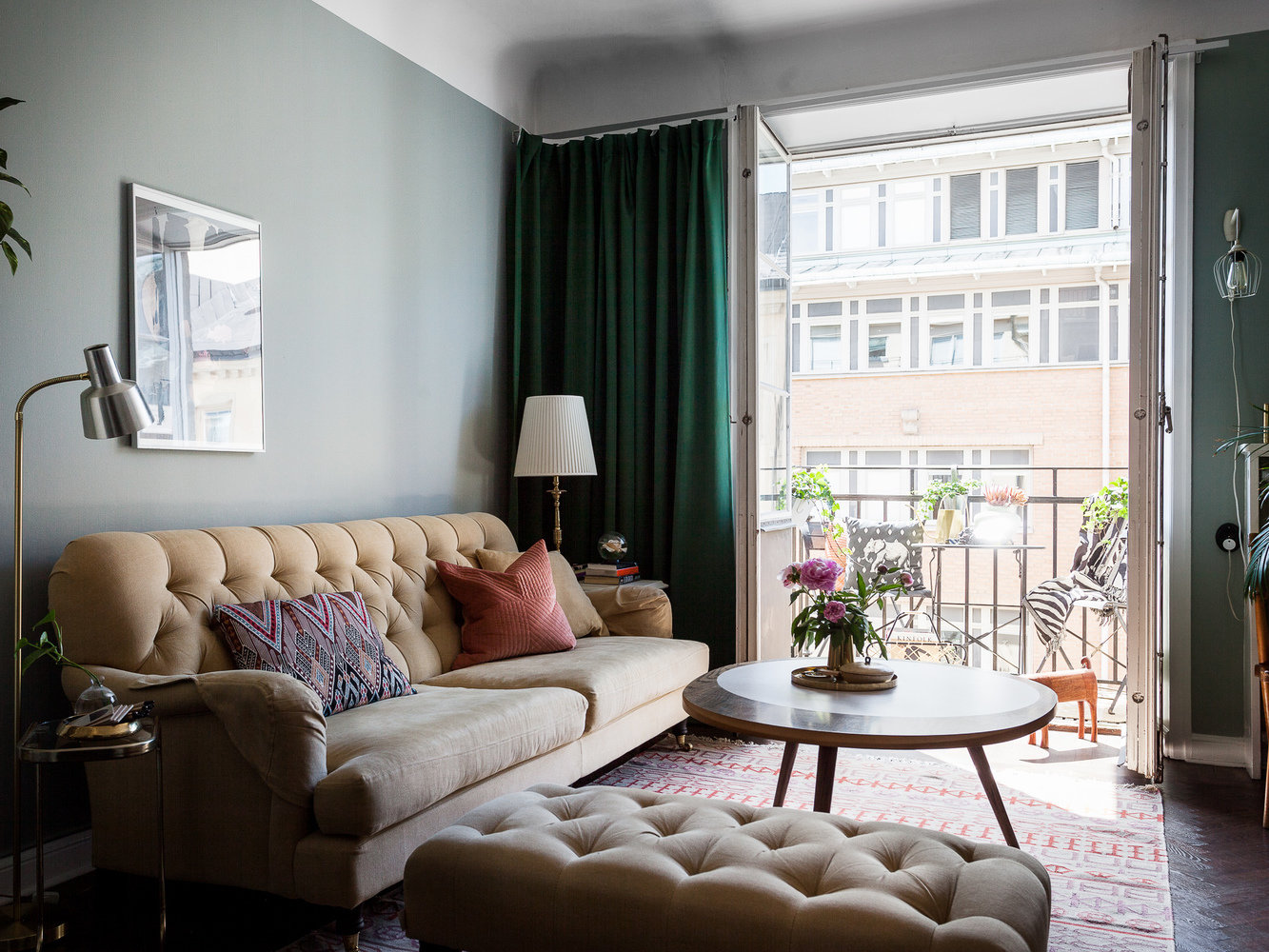 Фотография: Гостиная в стиле Скандинавский, Кухня и столовая, Спальня, Эклектика, Декор интерьера, Квартира, Швеция, Декор, Зеленый, Стокгольм, как создать уютную атмосферу, как обустроить двухкомнатную квартиру, 2 комнаты, 40-60 метров, как сочетать орнаменты – фото на INMYROOM