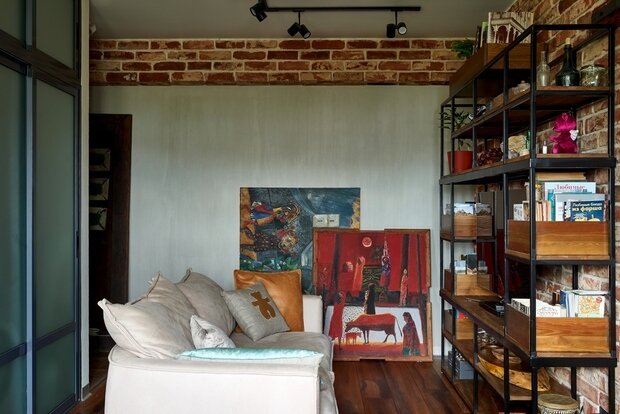 В проекте использованы предметы искусства: картины художников Анатолия Ляпина, Владимира Кулакова, а также предметы, привезенные заказчиками из путешествий.