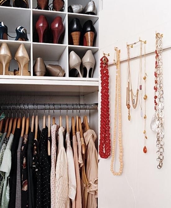 Фотография: Гардеробная в стиле Современный, Советы, Beindesign, как оубстроить гардеробную, гардеробная в малогабаритке, хранение вещей в малогабаритке, система хранения в интерьере, как организовать хранение на небольшом метраже, обустройство отдельной гардеробной – фото на INMYROOM