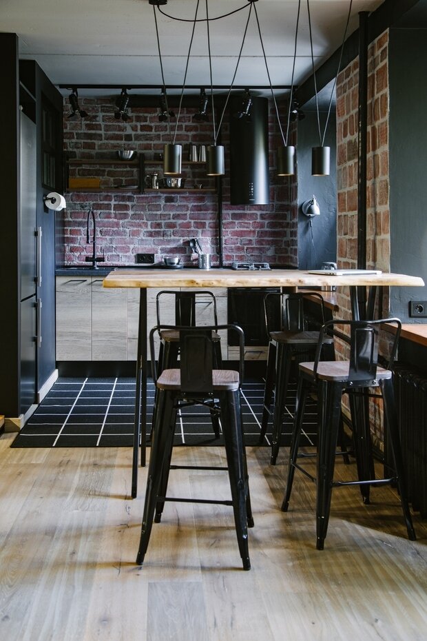 Радиаторы отопления не меняли, просто покрасили специальной краской в черный цвет. 