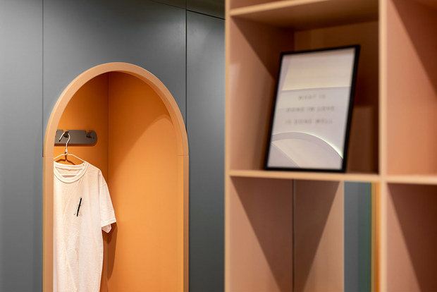 Фото из портфолио Яркая оранжевая прихожая – фотографии дизайна интерьеров на INMYROOM