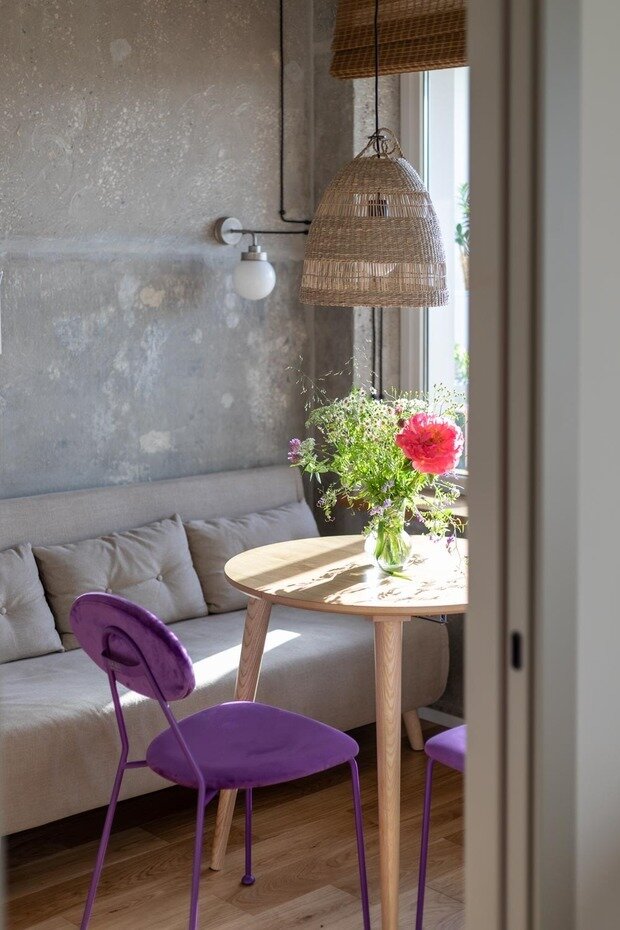 Уюта добавили с помощью плетеного ротанга в отделке светильника и рулонных штор. Теплый деревянный подоконник также добавляет атмосферы. 