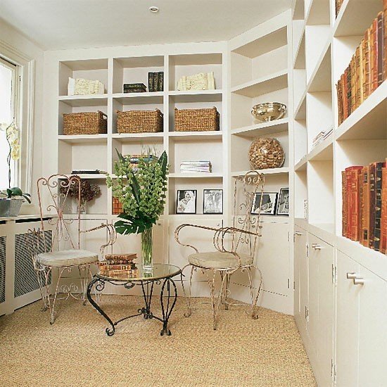 Фотография: Кухня и столовая в стиле Прованс и Кантри, Кабинет, Интерьер комнат, Системы хранения – фото на INMYROOM