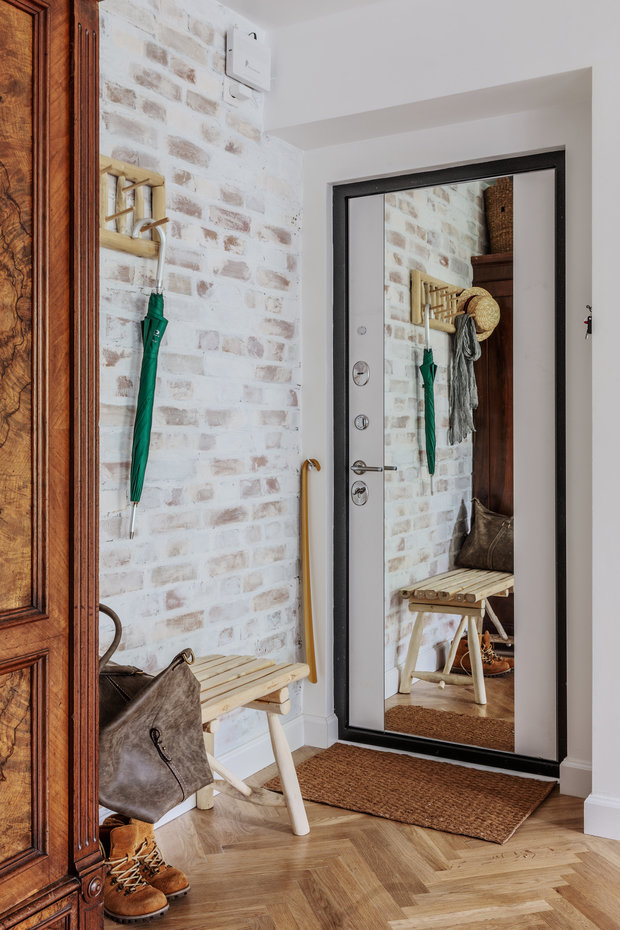 Фотография: Прихожая в стиле Скандинавский, Эклектика, Квартира, Проект недели, Москва, Кирпичный дом, Павел Фотеев – фото на INMYROOM