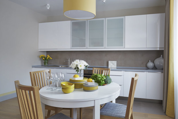 Фотография: Кухня и столовая в стиле Скандинавский, Современный, Квартира, Foscarini, pushe, Белый, Проект недели, Бежевый, Желтый, Zara Home, Серый, Оранжевый, Барная стойка, ИКЕА, Подмосковье, перепланировка двухкомнатной квартиры, Manders, Hansgrohe, Duravit, Crate & Barrel, как объединить санузел, H&M Home, перепланировка двушки, Little Greene, Железнодорожный, обустройство отдельной гардеробной, кухня-столовая, как объединить гостиную с кухней, Astro, барная стойка на кухне, двушка с гардеробом, спальня с гардеробом, ниша в интерьере, Ragno, перепланировка санузла, Cosmo Relax, настеннный декор, встроенный шкаф, Екатерина Нечаева, Ирина Маркман, Bon Home Design, кладовка в квартире, Cezares, Zoffany, GBM-Light, Valenti, Wood Deed, Mobeledom, Artbrutmoscow – фото на INMYROOM