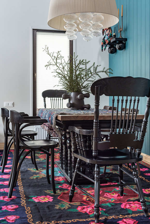 Люстра — абажур с подвесами из дутого муранского стекла — отлично вписалась в интерьер обеденной зоны. 