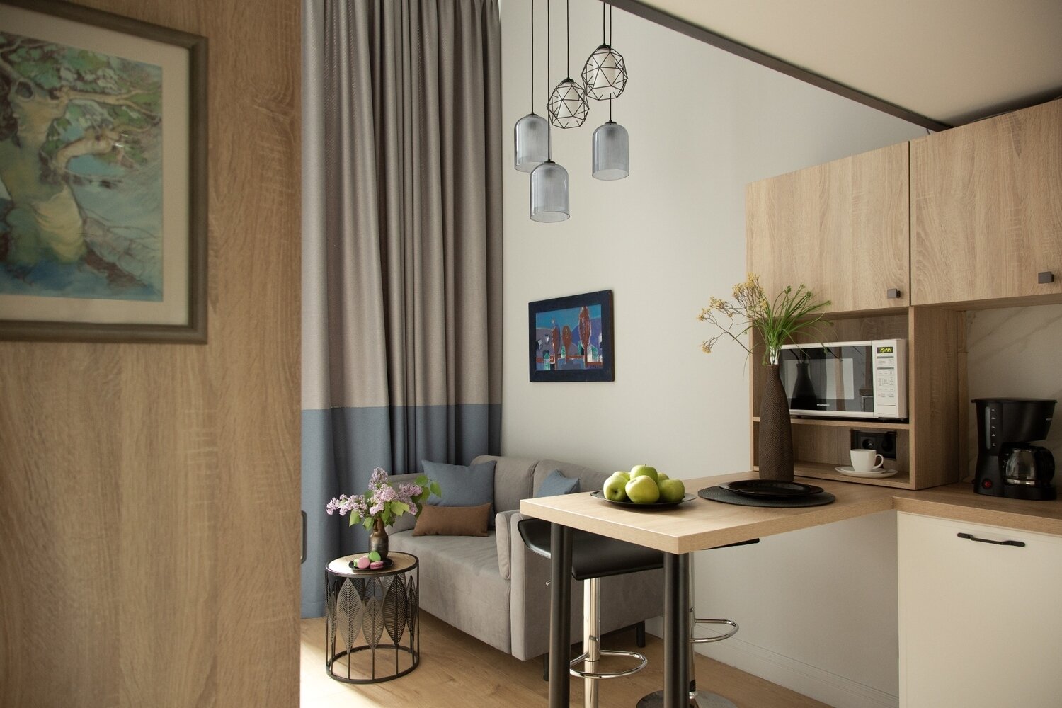 Фотография: Кухня и столовая в стиле Современный, Минимализм, Малогабаритная квартира, Квартира, Проект недели, Москва, 2 комнаты, до 40 метров, Кристина Тевосян – фото на INMYROOM Фотография: Кухня и столовая в стиле Современный, Минимализм, Малогабаритная квартира, Квартира, Проект недели, Москва, 2 комнаты, до 40 метров, Кристина Тевосян – фото на INMYROOM