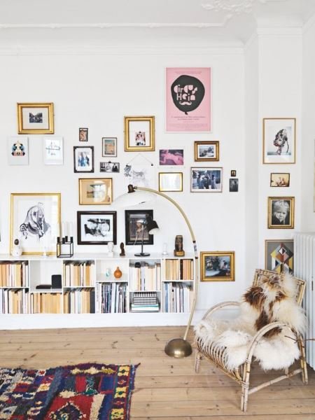 Фотография: Гостиная в стиле Скандинавский, Декор интерьера, Декор, Домашняя библиотека, как разместить книги в интерьере, книги в интерьере – фото на INMYROOM