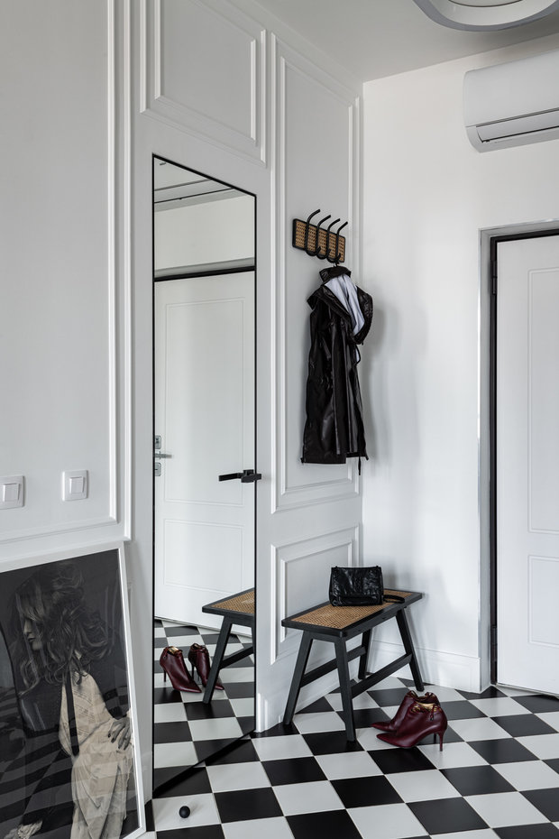 За зеркальными дверями в прихожей спрятали гардеробные комнаты.