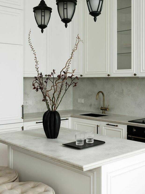 Фотография: Кухня и столовая в стиле Классический, Современный, Квартира, Проект дня, Москва, 2 комнаты, 60-90 метров, современный с элементами классики и роскоши, современный с элементами неоклассики, Ксения Луб – фото на INMYROOM