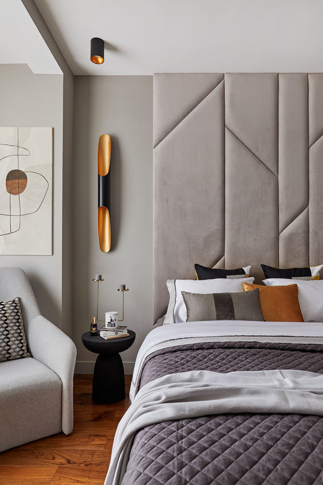 В спальне изголовье кровати выполнили из мягких панелей. Черные и золотые элементы добавили динамики и контраста, сделав пространство более фактурным. В спальне изголовье кровати выполнили из мягких панелей. Черные и золотые элементы добавили динамики и контраста, сделав пространство более фактурным.