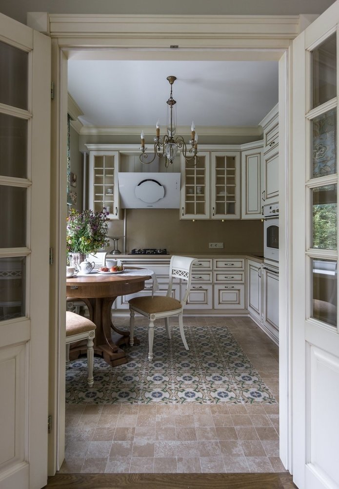 Фотография: Кухня и столовая в стиле Классический, Современный, Декор интерьера, Сталинка – фото на INMYROOM Фотография: Кухня и столовая в стиле Классический, Современный, Декор интерьера, Сталинка – фото на INMYROOM