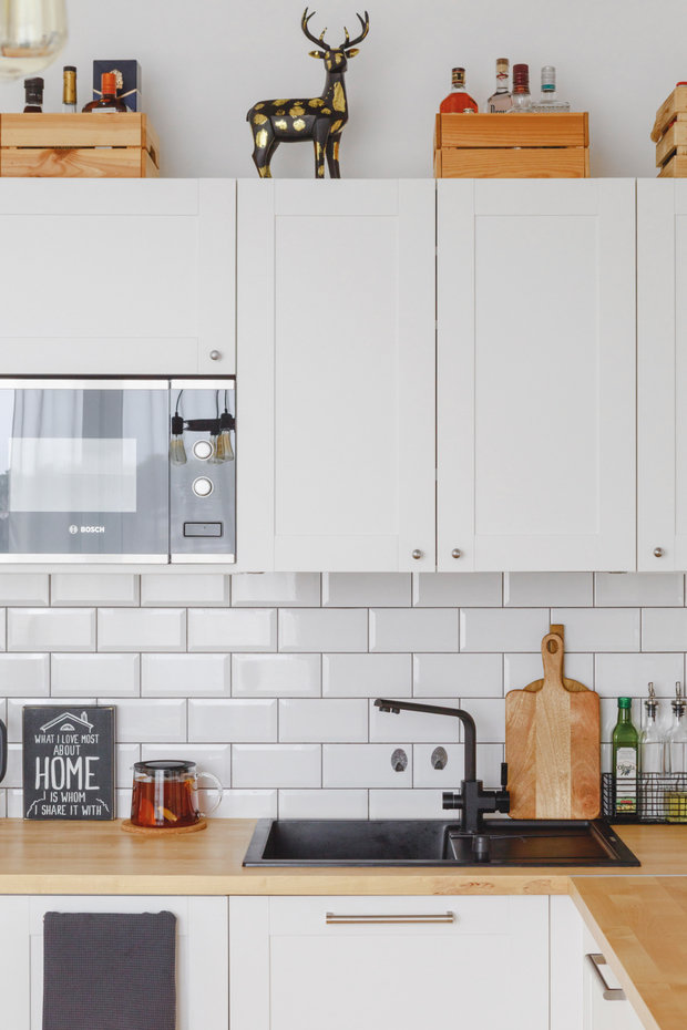 Кухня из ИКЕА со встроенной техникой. А фартук из плитки Metro.