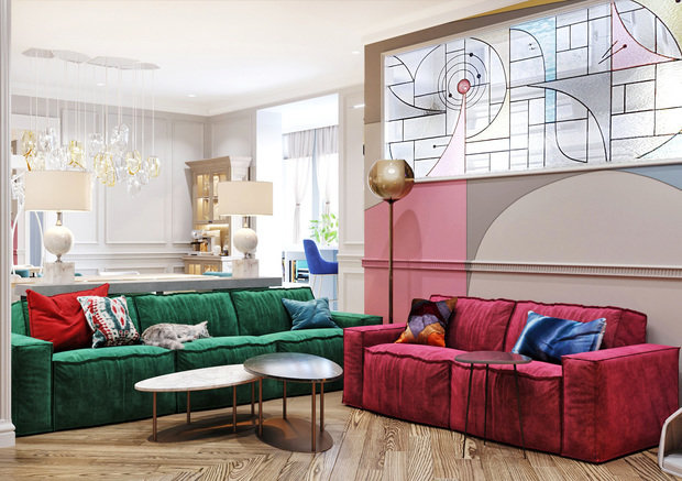 Журнальные столики из мрамора, по форме напоминающие лепестки, подчеркивают необычность интерьера и перекликаются с рисунком витража.  