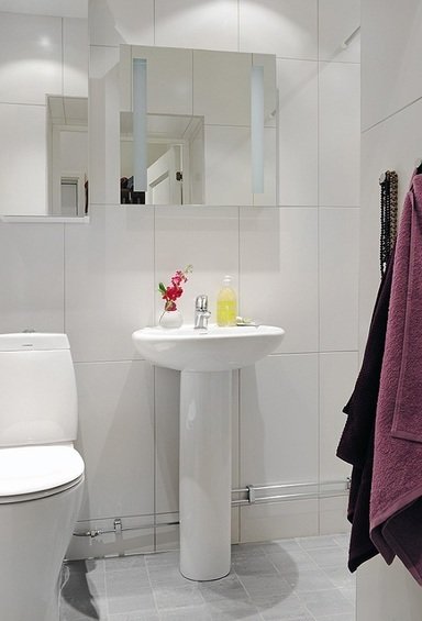 Фотография: Ванная в стиле Скандинавский, Современный, Малогабаритная квартира, Квартира, Швеция, Цвет в интерьере, Дома и квартиры, Белый – фото на INMYROOM