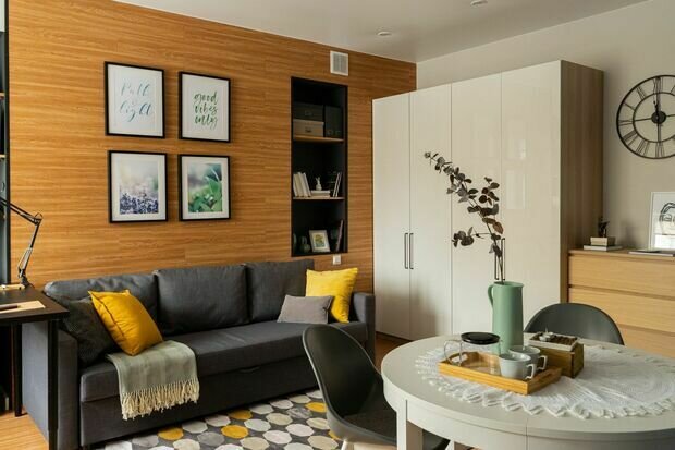 Для одежды предусмотрели распашной шкаф и комод. Системы хранения были выбраны готовые, что сэкономить и деньги, и время.