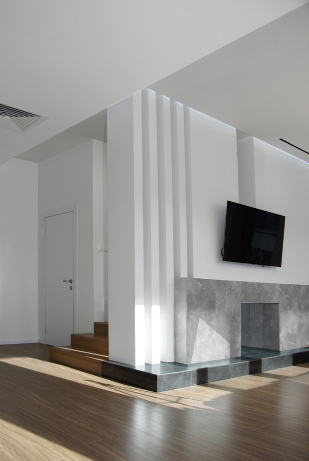 Интерьер гостиной в стиле минимализм с камином и телевизором