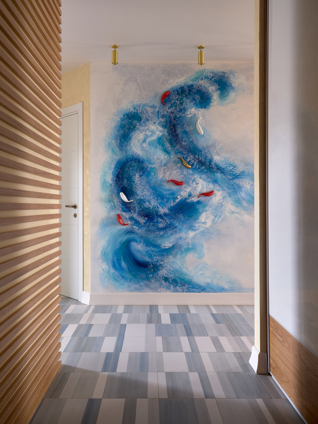 Напротив входа — декоративное панно с керамическими рыбами. Выполнено вручную автором проекта.