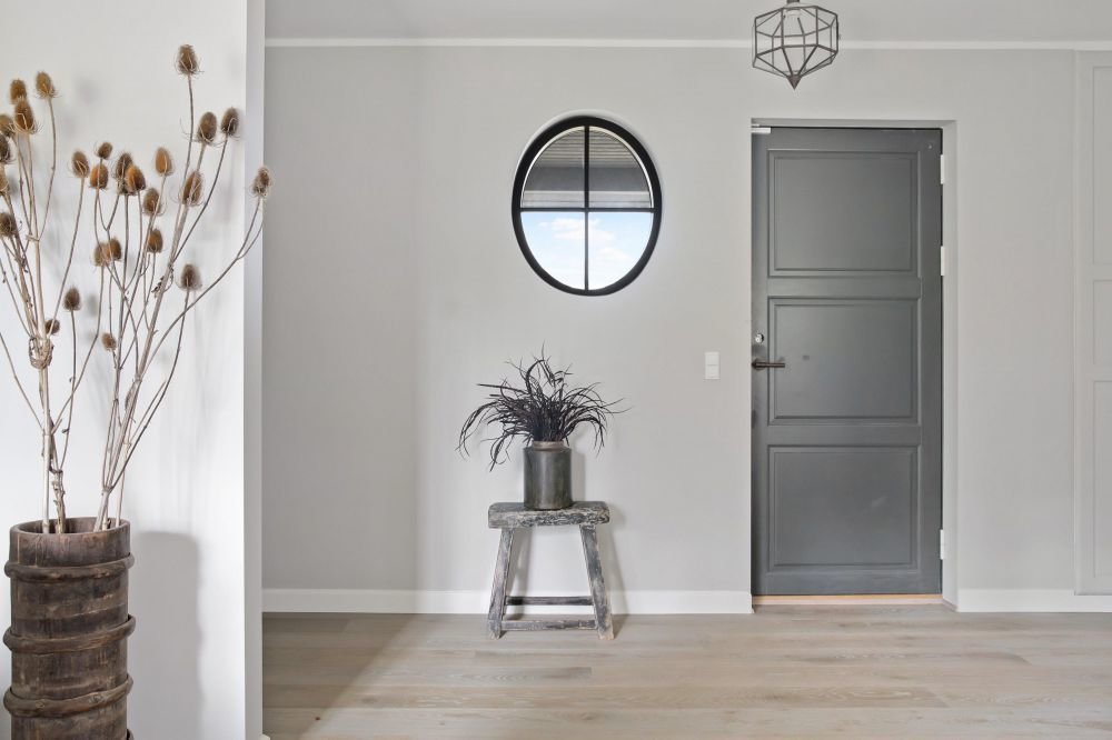 Фотография: Прихожая в стиле Минимализм, Скандинавский, Современный, Дом, Белый, Серый, Коричневый, Дом и дача – фото на INMYROOM