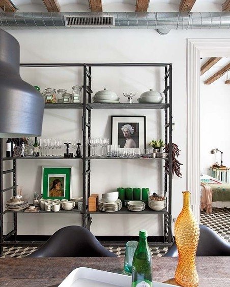 Фотография: Кухня и столовая в стиле Лофт, Скандинавский, Дом, Цвет в интерьере, Дома и квартиры, Белый, Плитка, Принт, Перегородка, Графика – фото на INMYROOM