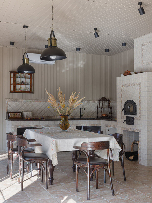 Фотография: Кухня и столовая в стиле Прованс и Кантри, Эклектика, Дом, Проект дня, Дом и дача, Татарстан, Кирпичный дом, 4 и больше, Более 90 метров, современный с элементами классики и роскоши, Зарина Гайворонская – фото на INMYROOM