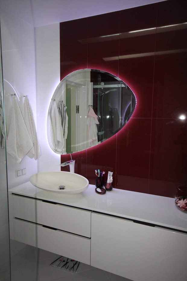 Фотография: Ванная в стиле Современный, Малогабаритная квартира, Квартира, Цвет в интерьере, Дома и квартиры, Белый – фото на INMYROOM