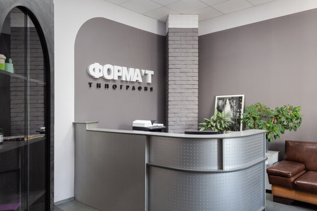 Интерьер офиса в стиле лофт с металлической стойкой