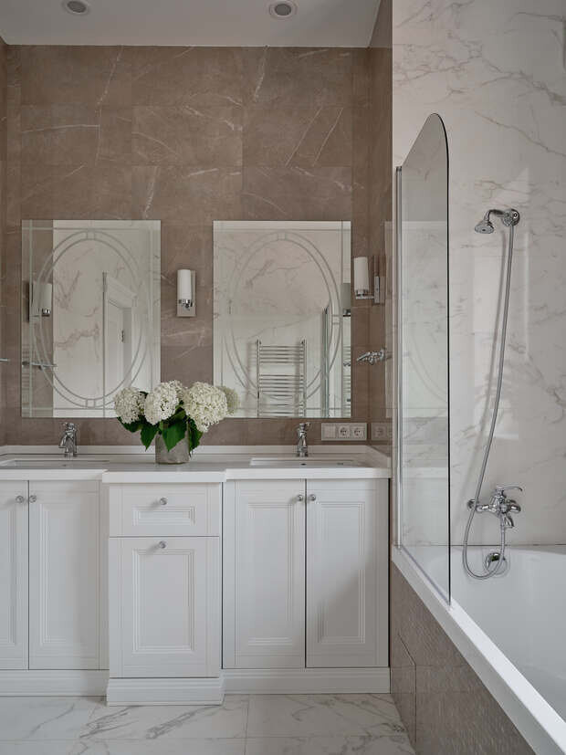 Фотография: Ванная в стиле Классический, Современный, Дом, Проект дня, Москва, Дом и дача, Блочный дом, 4 и больше, Более 90 метров, классический с современными элементами, Екатерина Бачурина – фото на INMYROOM