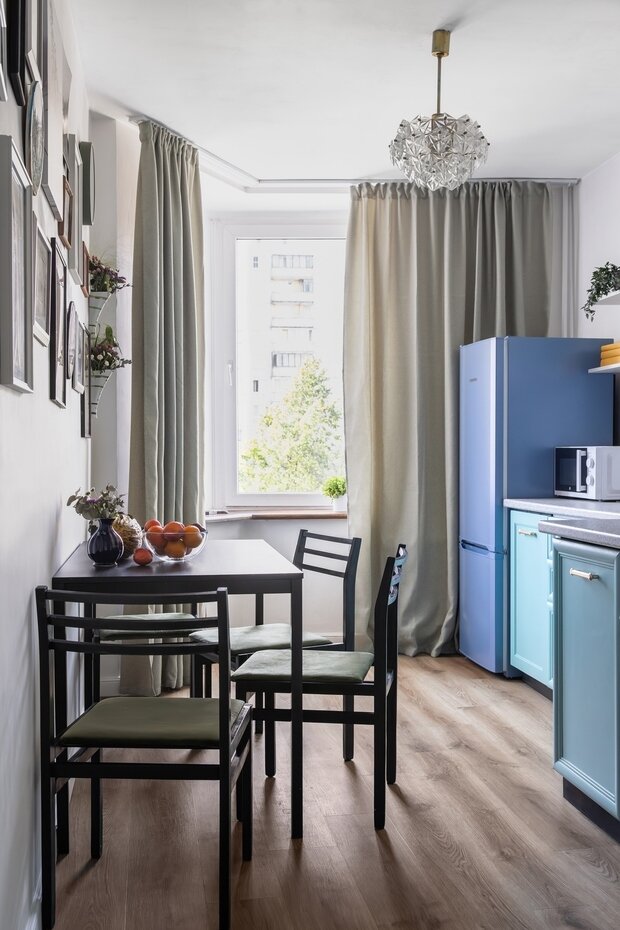 В кухне советская люстра с хрустальными подвесками. При покупке ее не проверили, и оказалось, что она не рабочая, нашли электрика, который смог полностью поменять проводку в люстре.