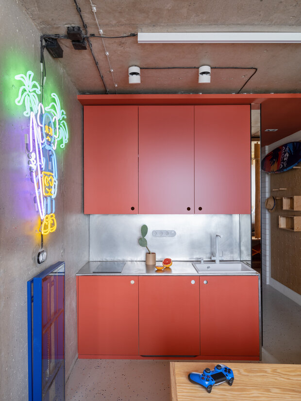 «Большинство моих заказчиков сдержанные и не готовы на экстраординарные решения, поэтому у себя в квартире я проводил „интерьерные эксперименты“. Получился современный минималистичный интерьер с элементами лофта», — рассказывает дизайнер.