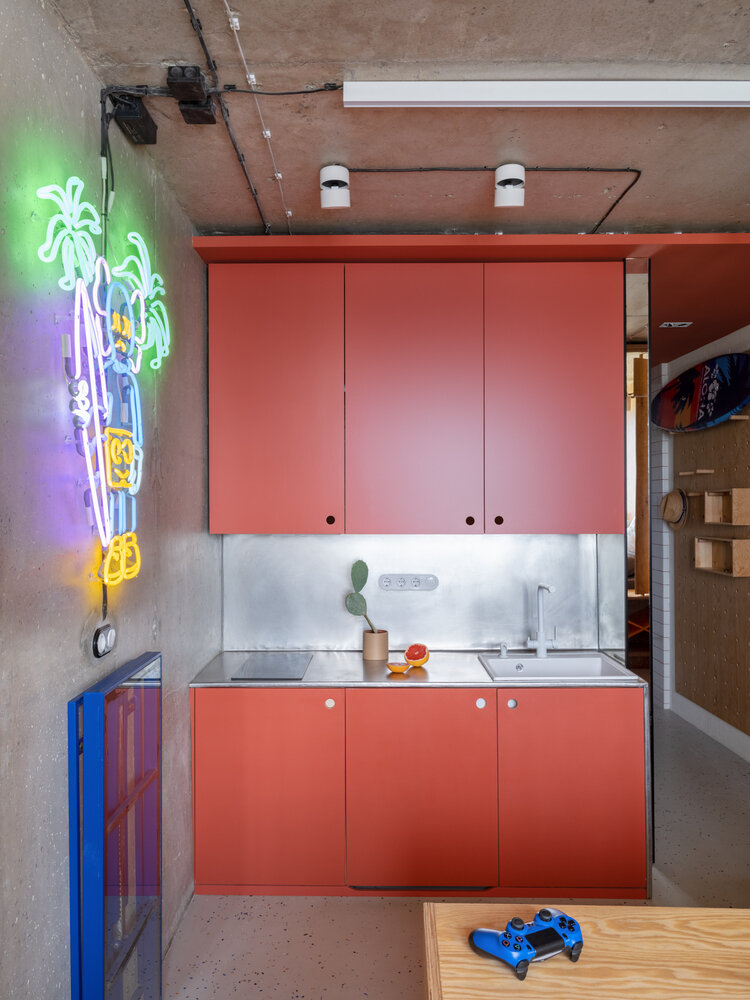 «Большинство моих заказчиков сдержанные и не готовы на экстраординарные решения, поэтому у себя в квартире я проводил „интерьерные эксперименты“. Получился современный минималистичный интерьер с элементами лофта», — рассказывает дизайнер. «Большинство моих заказчиков сдержанные и не готовы на экстраординарные решения, поэтому у себя в квартире я проводил „интерьерные эксперименты“. Получился современный минималистичный интерьер с элементами лофта», — рассказывает дизайнер.