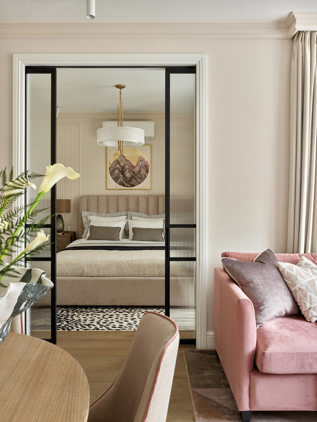 «Удалось сэкономить на встроенных пеналах для раздвижных перегородок — вместо дорогих итальянских мы приобрели профиль, из которого наши строители собрали эти пеналы на месте», — рассказывает дизайнер.