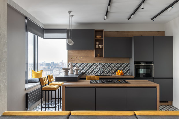 Все стены под покраску, за исключением небольшой выступающей части стены в кухне-гостиной, которая покрыта декоративной штукатуркой.