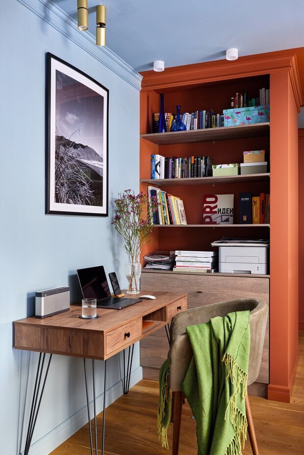 Интерьер кабинета в современном стиле с яркими акцентами
