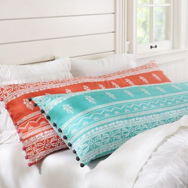 Фотография: Аксессуары в стиле Прованс и Кантри, Декор интерьера, Текстиль, Цвет в интерьере, Текстиль, Подушки – фото на INMYROOM