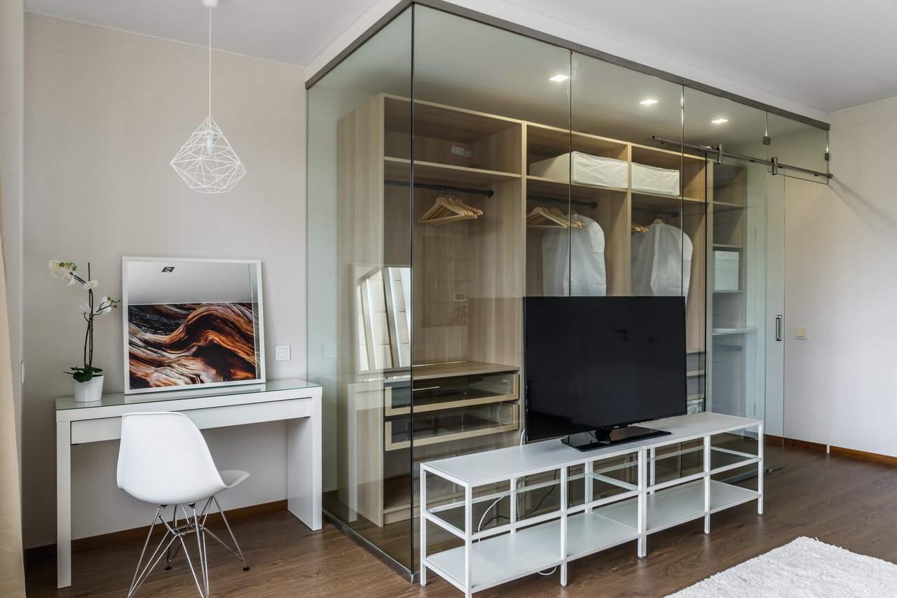 Фотография: Гардеробная в стиле Современный, Квартира, Проект дня, Санкт-Петербург, новостройка, Монолитный дом, Арина Волкова, Андрей Белимов-Гущин, 2 комнаты, Более 90 метров – фото на INMYROOM Фотография: Гардеробная в стиле Современный, Квартира, Проект дня, Санкт-Петербург, новостройка, Монолитный дом, Арина Волкова, Андрей Белимов-Гущин, 2 комнаты, Более 90 метров – фото на INMYROOM