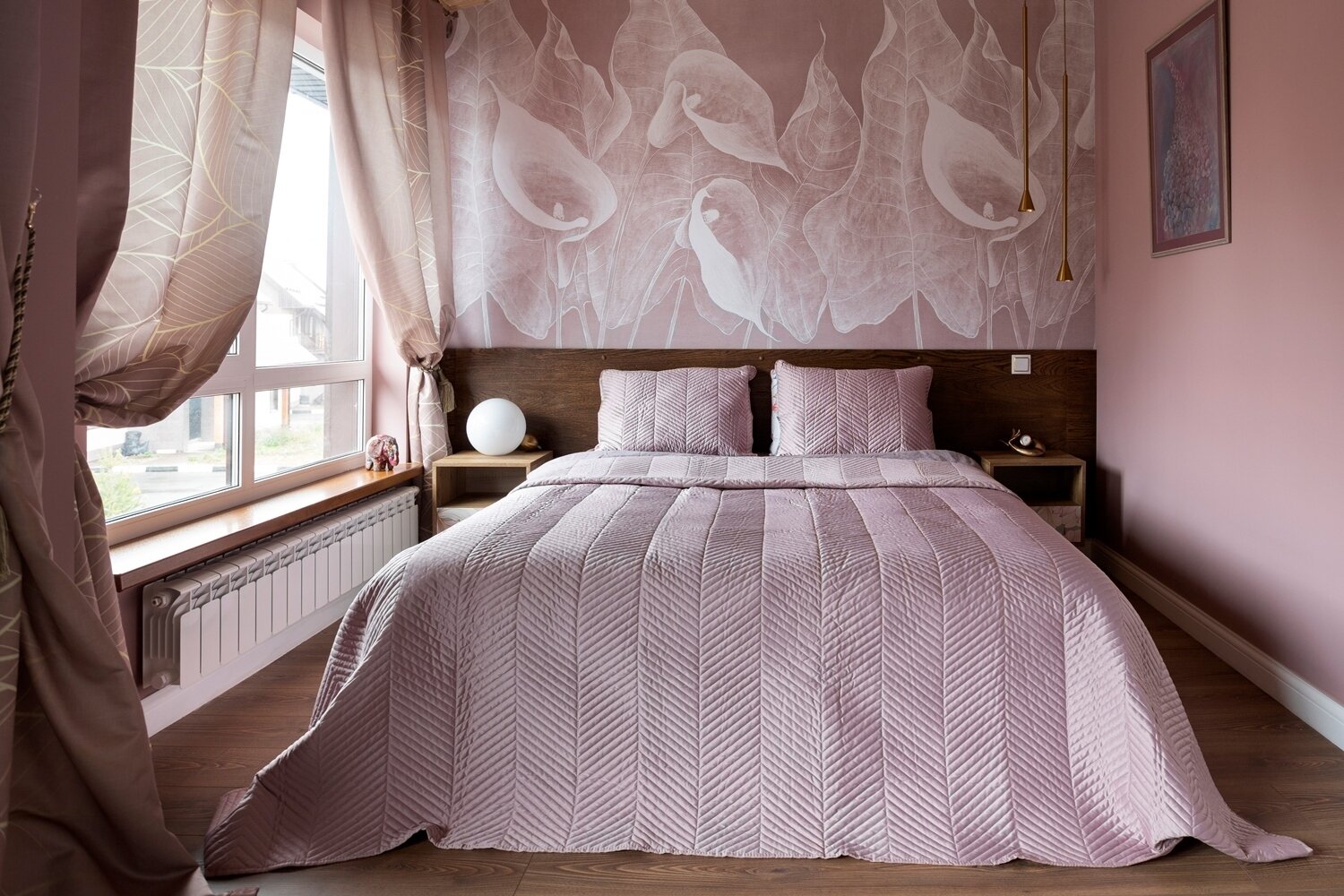 Кровать составили из слип-бокса с подъемным механизмом (это распространенный отельный прием) и изголовья, выполненного на заказ. Кровать составили из слип-бокса с подъемным механизмом (это распространенный отельный прием) и изголовья, выполненного на заказ.