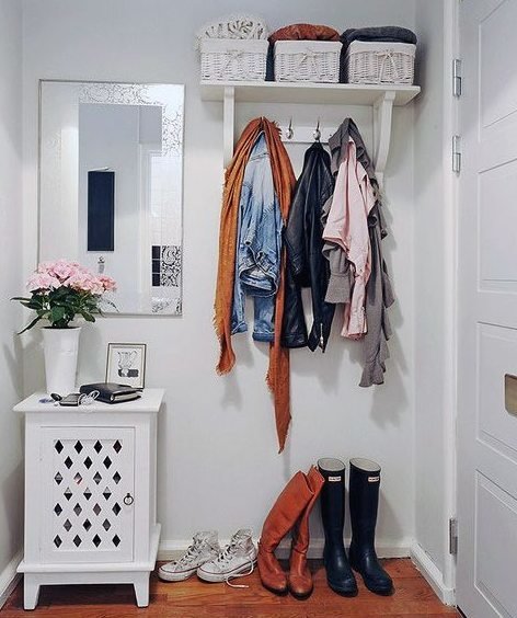 Фотография: Прихожая в стиле Прованс и Кантри, Скандинавский, Советы, Ремонт на практике, косметический ремонт, хранение в прихожей, свет в прихожей – фото на INMYROOM