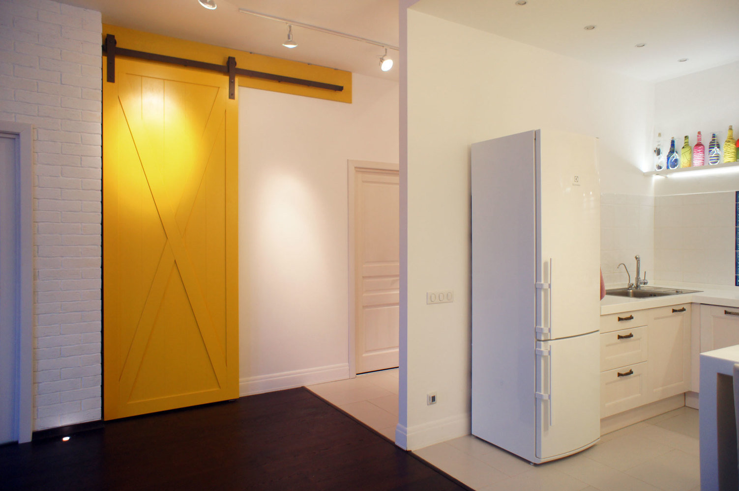 Фотография: Кухня и столовая в стиле Современный, Скандинавский, Эклектика, Квартира, Белый, Проект недели, Голубой, Интервью – фото на INMYROOM