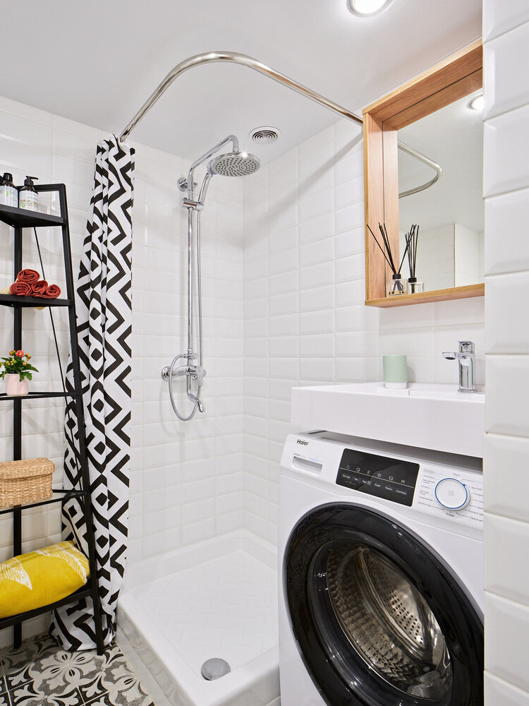 В санузле унитаз и душ остались от застройщика. Установили новую раковину, расположили под ней стиральную машину в целях экономии пространства. Добавили полку с зеркалом над раковиной, дополнительный стеллаж и яркую штору для душа. В санузле унитаз и душ остались от застройщика. Установили новую раковину, расположили под ней стиральную машину в целях экономии пространства. Добавили полку с зеркалом над раковиной, дополнительный стеллаж и яркую штору для душа.