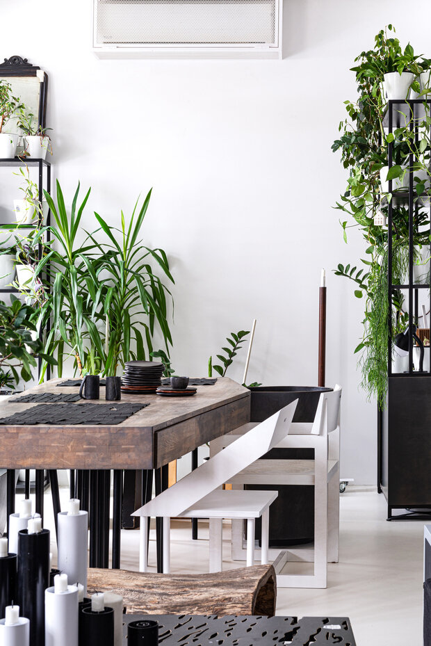 Над обеденным столом висит кондиционер. Обычно этот предмет портит интерьер, поэтому для него сделали специальный короб. Благодаря ему кондиционер не бросается в глаза и даже становится украшением.