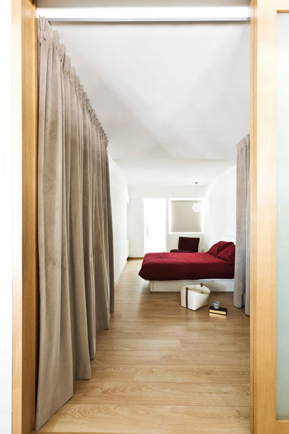 Фотография: Спальня в стиле Современный, Декор интерьера, Дом, Декор дома, Системы хранения, Шторы – фото на INMYROOM Фотография: Спальня в стиле Современный, Декор интерьера, Дом, Декор дома, Системы хранения, Шторы – фото на INMYROOM