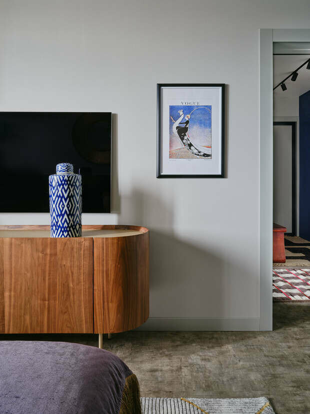 Для поддержания восточной темы на комоде поставили вазу с крупным контрастным орнаментом.