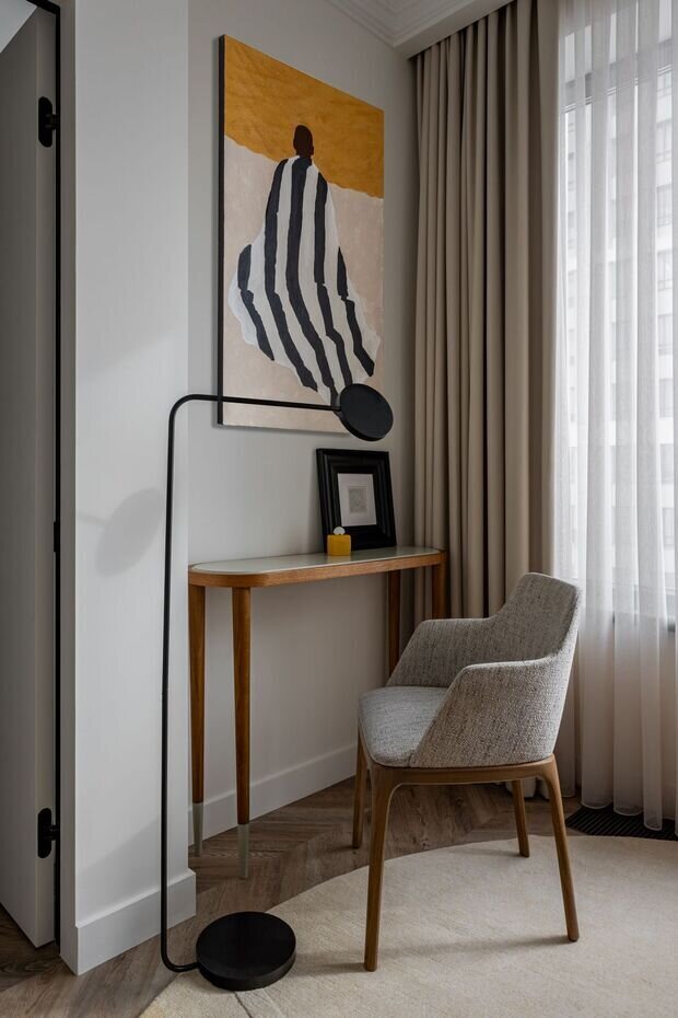 Над консольным столом яркий акцент — колоритная картина, на которой можно узнать и странника пустыни, и восточного мудреца.